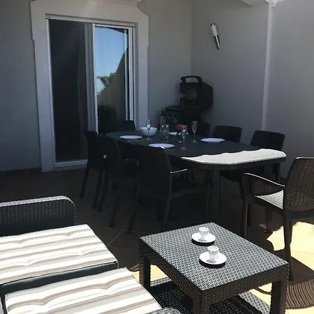 Sleeps 10 Air Con Wifi